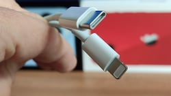 Ein iPhone-Ladekabel: Das Smartphone wird über den Lightning-Anschluss verbunden, Netzteil oder Rechner über USB-C. (Bild: Dominik Erlinger)
