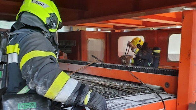 Maschinebrand in Villach, ein Arbeiter verletzt (Bild: zVg/HFW Villach)
