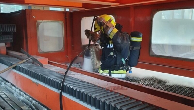 Maschinebrand in Villach, ein Arbeiter verletzt (Bild: zVg/HFW Villach)