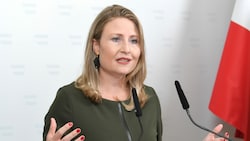 Susanne Raab widmet sich medienpolitischen Herausforderungen. (Bild: APA/ROLAND SCHLAGER)