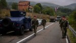 An der Grenze zwischen Serbien und dem mehrheitlich albanischen Kosovo sind Militärs mit Panzerfahrzeugen und schwer bewaffnete Spezialeinheiten der Polizei aufmarschiert. (Bild: AFP)