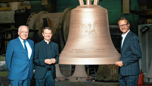 Tirols Altlandeshauptmann Herwig van Staa, Christian Marte, Rektor des Jesuitenkolleg, und Marius Wolf vom Cartellverband (von links) bei der feierlichen Einweihung der neuen Glocke. (Bild: Ruech)