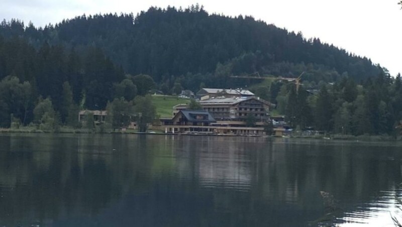 Noch eine Baustelle, wird im Dezember das Alpenhotel am Kitzbüheler Schwarzsee eröffnet. (Bild: HMC Hammann)