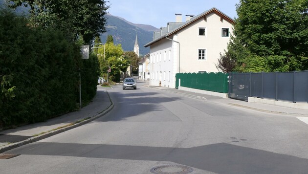 Vor allem am ersten Knotenpunkt der Beda-Weber-Gasse soll sicherer für Fußgänger werden (Bild: Martin Oberbichler)