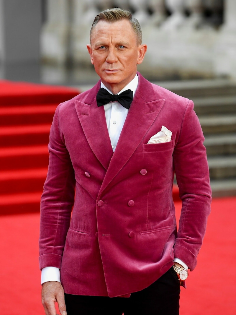 Daniel Craig erschien in einem doppelreihigen Sakko in dunklem Mauve zur Weltpremiere seines letzten Bond-Films „No Time To Die“ in London. (Bild: TOBY MELVILLE / REUTERS / picturedesk.com)