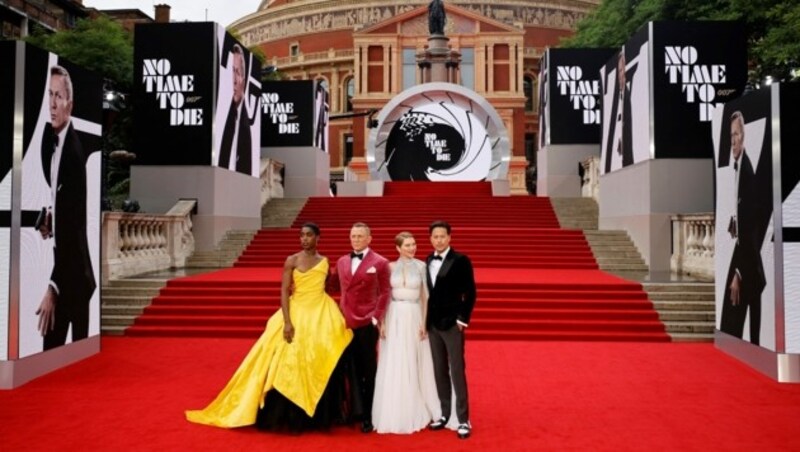 Die Bond-Stars Lashana Lynch, Daniel Craig und Lea Seydoux posieren vor der Premiere mit Regisseur Cary Joji Fukunaga. (Bild: AFP or licensors)