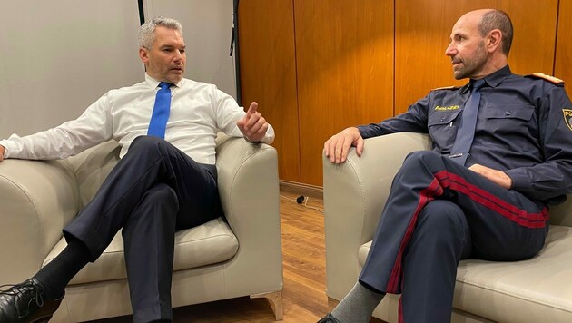 Die Landung in Albanien wurde untersagt - Innenminister Karl Nehammer und der Generaldirektor für öffentliche Sicherheit, Franz Ruf, saßen daher für einige Stunden im Kosovo fest. (Bild: Sandra Ramsauer)