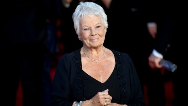 Judi Dench posiert am roten Teppich. (Bild: TOBY MELVILLE / REUTERS / picturedesk.com)