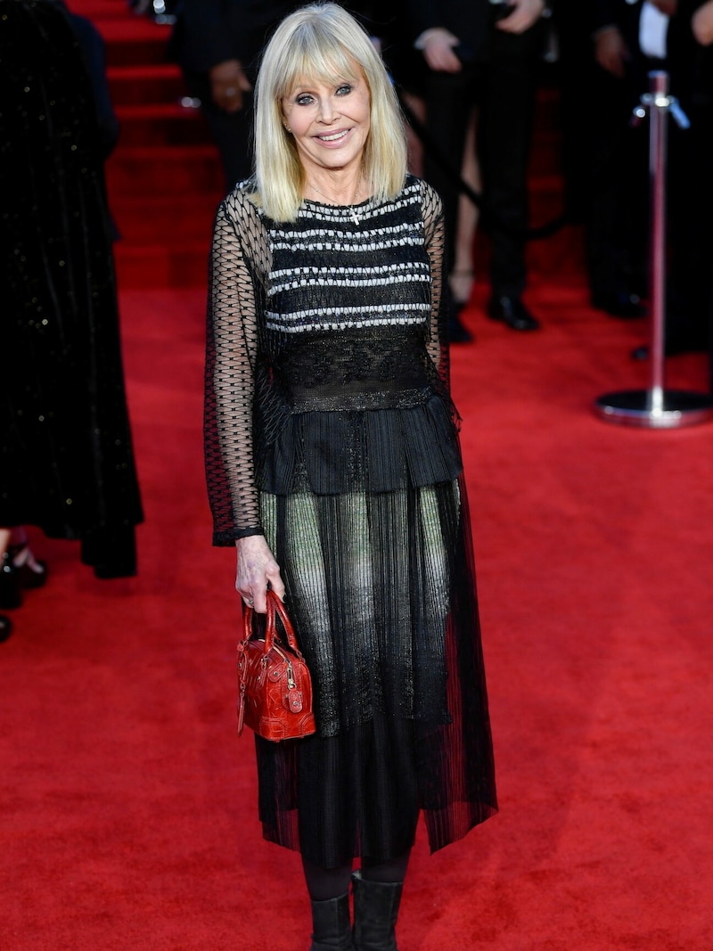 Britt Ekland bei „Keine Zeit zu sterben“-Premiere (Bild: TOBY MELVILLE / REUTERS / picturedesk.com)