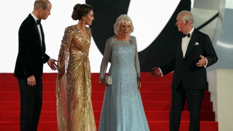 Prinz William, Herzogin Kate, Herzogin Camilla und Prinz Charles bei der Bond-Premiere in London (Bild: Jonathan Brady / PA / picturedesk.com)