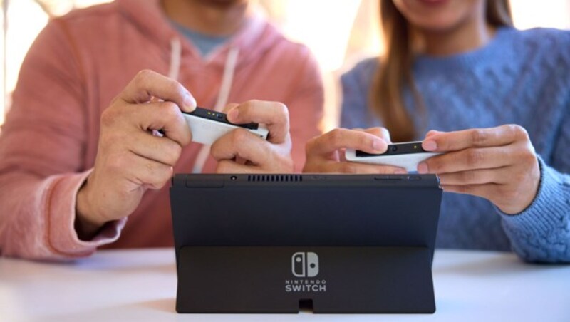 Mit dem neuen Ständer steht die Switch deutlich stabiler am Tisch als früher. (Bild: Nintendo)