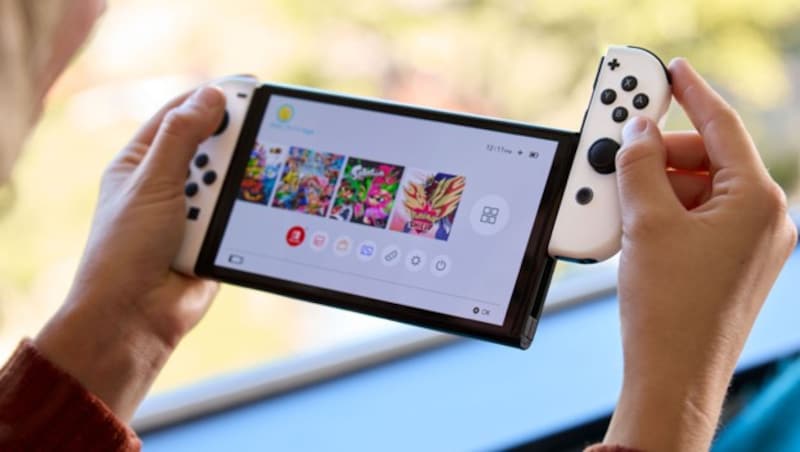 Die Joycon-Controller liegen nicht unbedingt komfortabel in großen Händen. (Bild: Nintendo)