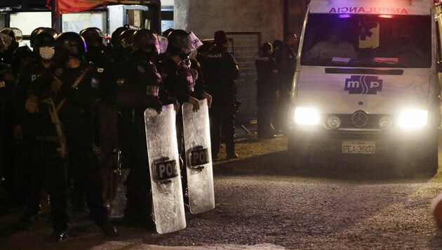 Polizei und Krankenwagen vor dem Gefängnis (Bild: The Associated Press)
