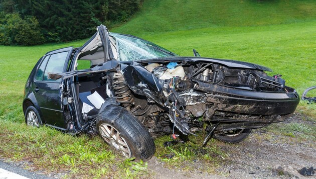 Der VW Golf des 21-Jährigen wurde bei dem Aufprall völlig zerstört. (Bild: Bernd Hofmeister)