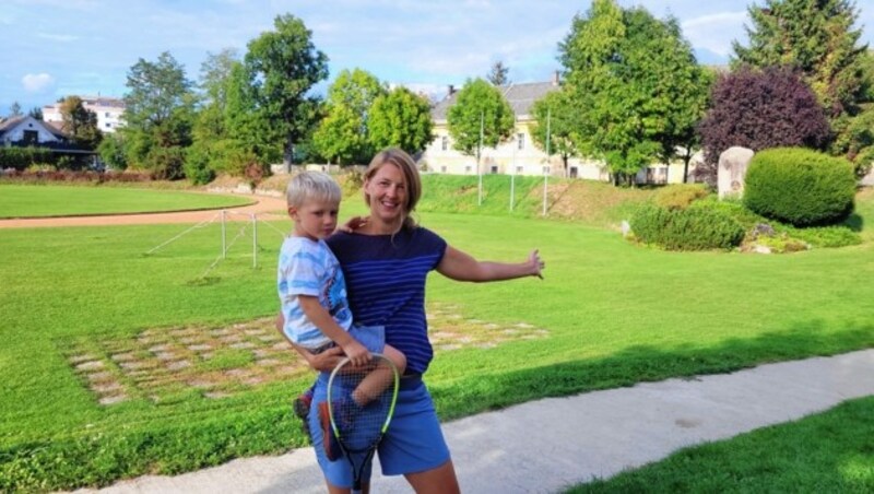 Nicole zeigt auf den Bauplatz für die neue Turnhalle. (Bild: Tragner Christian)