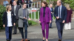 Prinz William und Herzogin Kate im Gespräch mit Studenten in Londonderry (Bild: Chris Jackson / PA / picturedesk.com)
