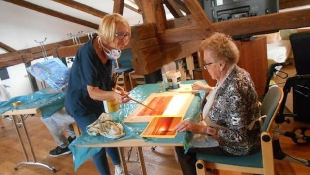 Regelmäßig arbeitet die Künstlerin Daniela Gwercher mit den Schwazer SeniorInnen an Bildern für eine gemeinsame Ausstellung. (Bild: Freiwilligenpartnerschaft)