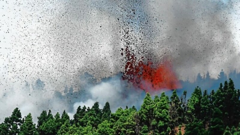 Lava and smoke are seen following the eruption of a volcano in the Cumbre Vieja national park at El Paso, on the Canary Island of La Palma, September 19, 2021. REUTERS/Borja Suarez (Bild: REUTERS)