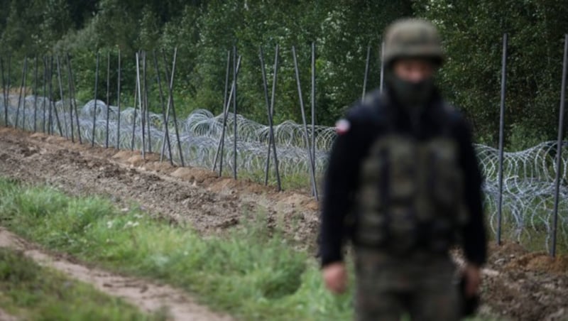 Polen errichtet eine Stacheldrahtbarriere an der EU-Außengrenze. (Bild: APA/AFP/Jaap Arriens)