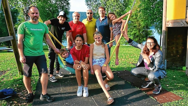 Landesrätin Sara Schaar (rechts) zu Besuch beim Sommer-Feriencamp des Landes Kärnten in Cap Wörth, wo nun auch in den Herbstferien eine betreute Ferienwoche angeboten wird (Bild: Büro LR.in Schaar)