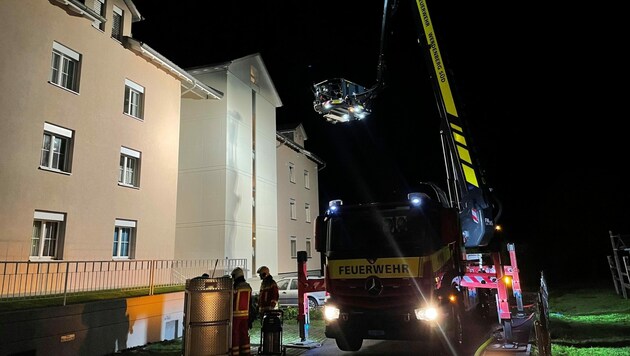 Die Feuerwehr Werdenberg Süd war mit einem Kranwagen im Einsatz. (Bild: Kapo St. Gallen)