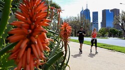 Kontaktfreie Sportarten im Freien sind wieder erlaubt, auch wenn die Zahlen weiter steigen. Die Menschen nutzen das, wie hier in Melbourne. (Bild: AFP)