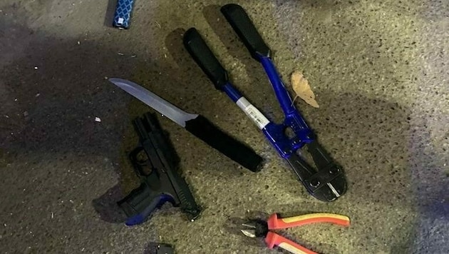 Messer, Schreckschusspistole und Werkzeuge wurden sichergestellt. (Bild: LPD Wien)