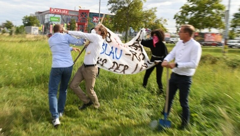 Ein Aktivist mit FFP2-Maske attackiert FPÖ-Politiker Toni Mahdalik. (Bild: P. Huber)