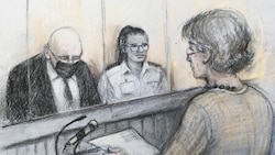 Susan Everard, die Mutter der ermordeten Sarah Everard verlas vor Gericht in Anwesenheit des Angeklagten (l.) eine Erklärung (Gerichtszeichnung). (Bild: AP)