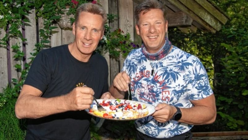 Zur Belohnung gab’s für die Brüder, Jürgen und Peter, zuckersüßen Kaiserschmarrn. (Bild: Kerstin Joensson)