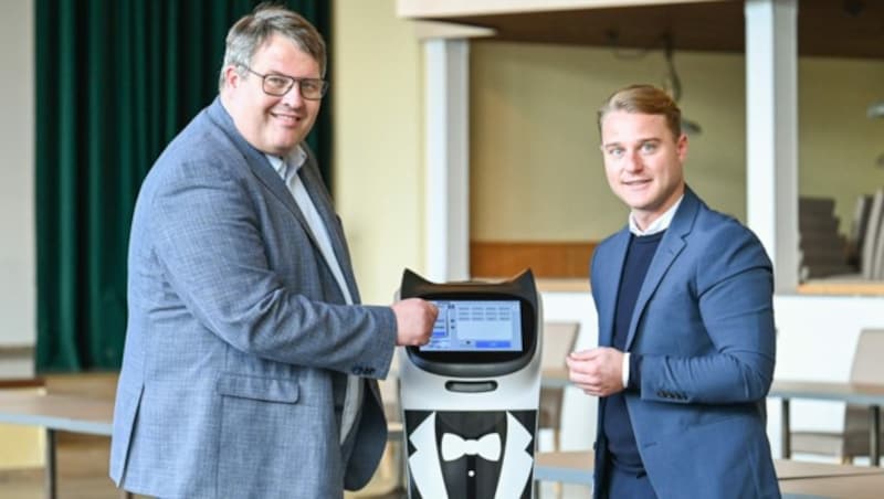 Gastronom Thomas Mayr-Stockinger und Daniel Zehetner (r.), Vertriebsmitarbeiter der Firma Schmachtl in Linz, beim Finetuning des Roboterkellners. (Bild: Markus Wenzel)