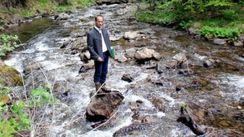 Peter Masser an der Schwarzen Sulm (Bild: Christian Jauschowetz)