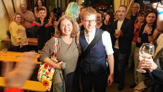 Elke Kahr und Robert Krotzer feiern den Wahlsieg der KPÖ Graz. (Bild: Sepp Pail)