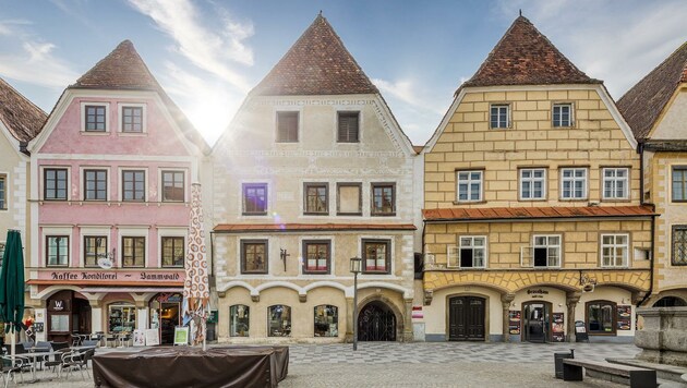 Am Steyrer Stadtplatz werden diese drei denkmalgeschützten Häuser revitalisiert. (Bild: Julia C. Hoffer)