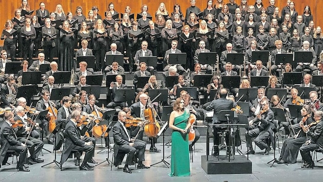 Die Künstler drangen unter der Leitung von Riccardo Minasi in den musikalischen Kosmos Mahlers vor. (Bild: Chris Hofer)