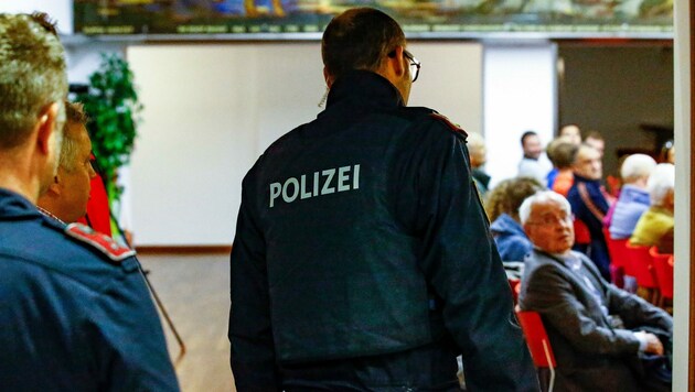 Polizei-Einsatz während der laufenden Info-Veranstaltung (Bild: Gerhard Schiel)