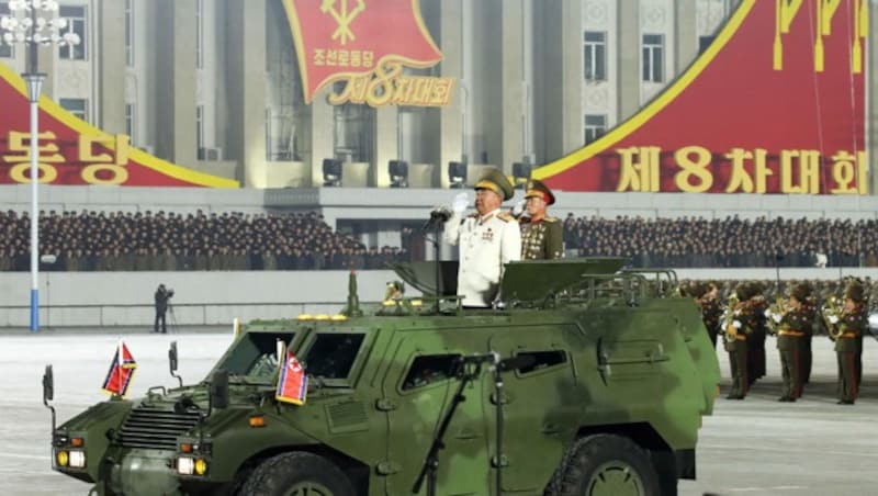 Der Test wurde von Pak Jong Chon (rechts im Bild), dem Chef des Generalstabs der Koreanischen Volksarmee, beaufsichtigt. (Bild: AFP/ KCNA VIA KNS)