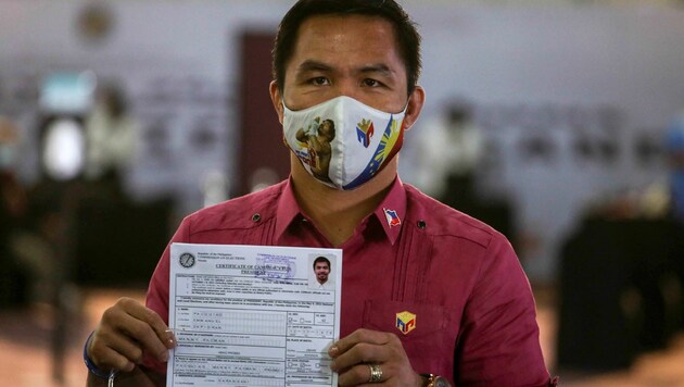 Manny Pacquiao zeigt das Zertifikat, das ihn als Präsidentschaftskandidat ausweist. (Bild: AP)