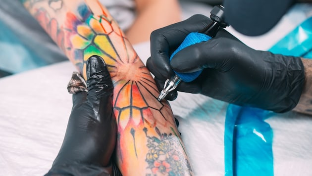 Zahlreiche Inhaltsstoffe von Tattoofarben werden von der EU-Kommission als bedenklich eingestuft. (Bild: davit85 - stock.adobe.com)