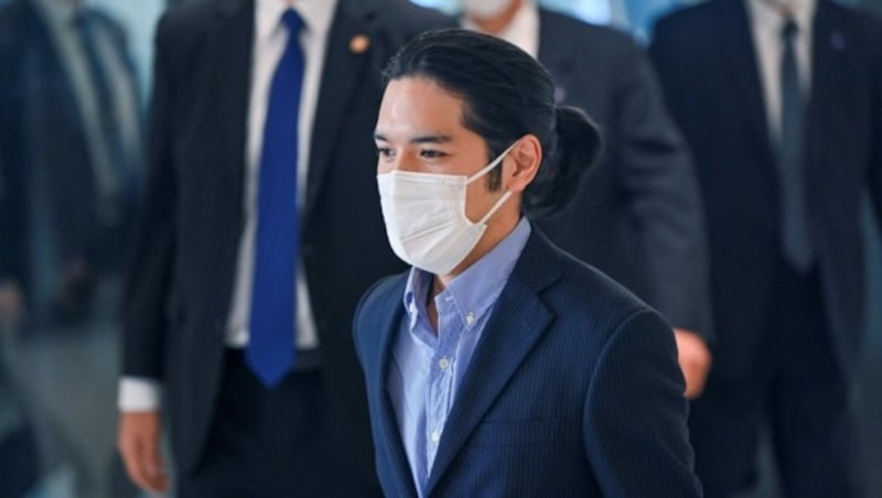 Kei Komuro bei seiner Rückkehr nach Japan am Flughafen (Bild: AFP )