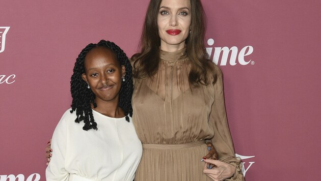 Angelina Jolie und Tochter Zahara gemeinsam am roten Teppich (Bild: 2021 Invision)