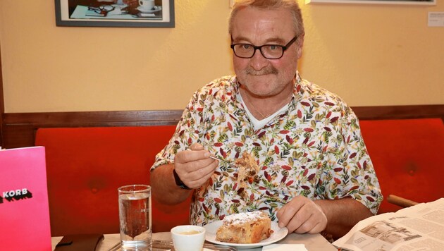 Ferry Öllinger liebt den Apfelstrudel im „Café Korb“ - am Dienstag ermittelt er wieder in der „SOKO Kitz“ und ab 7. 10. steht er mit Kristina Sprenger in Berndorf auf der Bühne. (Bild: Zwefo)