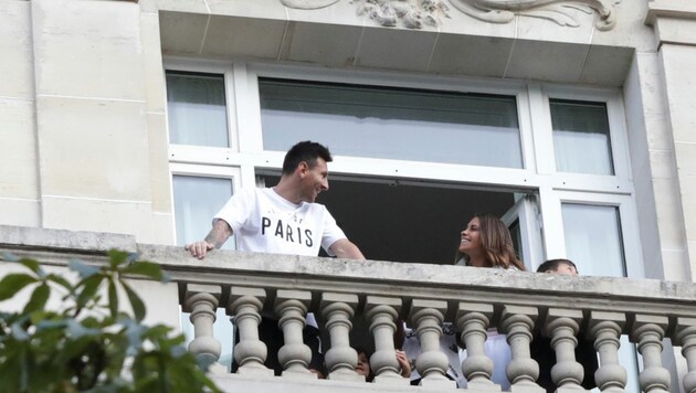 Messi bei seiner Ankunft in Paris im Hotel, in dem er mit seiner Familie zwischenzeitlich lebt. (Bild: AP)