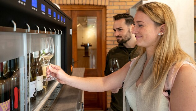 In der Gebietsvinothek Südburgenland können sich Besucher nun selbstständig am Weinautomaten bedienen. (Bild: Andreas Hafenscher/Weinidylle Südburgenland)