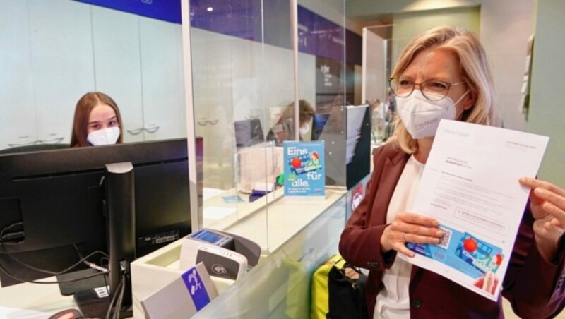 Leonore Gewessler kaufte sich am 1. Oktober in Graz ihr Klimaticket. (Bild: Sepp Pail)