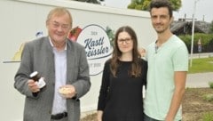 Neuer Kastl-Greissler in Echsenbach: Bürgermeister Josef Baireder (li.) sowie Aloisia und Ümit Derin. (Bild: René Denk)