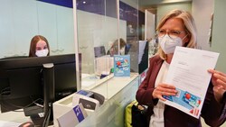 Umweltministerin Leonore Gewessler kaufte sich in Graz bereits ihr eigenes Klimaticket. (Bild: Sepp Pail)
