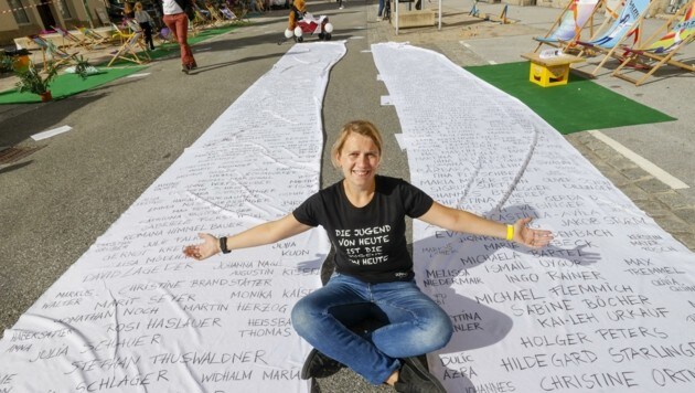 Ganze dreißig Meter lang wurde die Stoffbahn, auf der alle Unterstützer der Iglu-Petition von Geschäftsführerin Manuela Wolf (Bild) aufgeschrieben wurden. (Bild: Tschepp Markus)