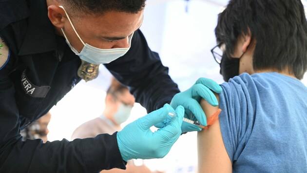 Corona-Impfung bei einem Schüler in Los Angeles (Archivbild) (Bild: AFP)