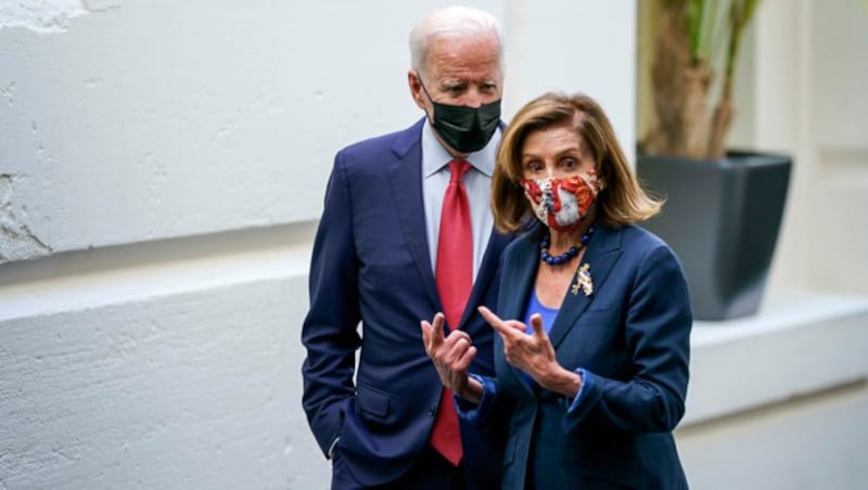 Präsident Joe Biden und Parteifreundin Nancy Pelosi, die den Vorsitz im Repräsentantenhaus hat, werfen ihr politisches Gewicht ins Spiel. Ob das reicht, ist unklar. (Bild: AP)